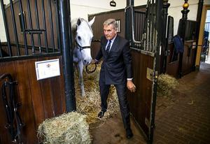 Stalmeester Wassenaar met zijn paard, Mitch, in de Koninklijke Stallen. beeld ANP