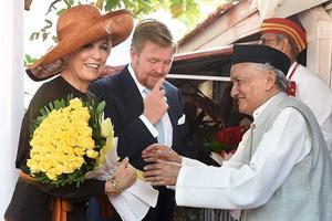 Koning Willem-Alexander en koningin Máxima donderdagochtend in Mumbai. beeld AFP