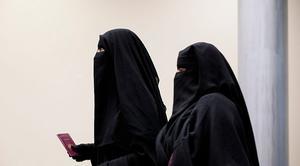 Bezoekers van de Tweede Kamer gekleed in een niqab, voor aanvang van het debat in de Tweede Kamer over gezichtsbedekkende kleding. ANP
