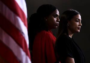 Alexandria Ocasio-Cortez (R) en Ayanna Pressley. beeld AFP