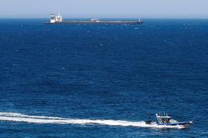 Een patrouilleschip passeert de Iraanse olietanker Grace 1. beeld EPA