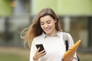 Als we onze tijd in het licht van de Bijbel zien, verliezen we alle naïviteit rond de smartphone en andere technische ontwikkelingen. beeld iStock