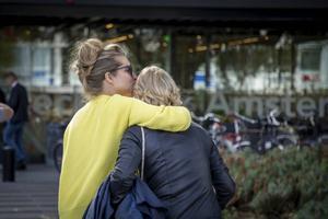 Na afloop van een bijeenkomst in Amsterdam in verband met de dood van Derk Wiersum zochten advocaten woensdag steun bij elkaar. beeld ANP, Michel van Bergen