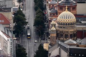 De synagoge aan de Oranienburger Strasse in Berlijn. De Centrale Joodse Raad in Duitsland richt zich in zijn onderzoek op het leven in Joodse gemeenschappen. beeld Clemens Bilan