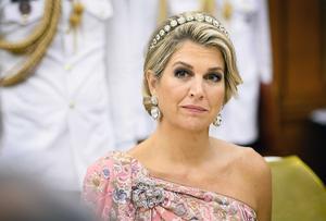 Koningin Máxima luistert naar de toespraak van koning Willem-Alexander tijdens het staatsbanket in New Delhi. Het koningspaar brengt een vijfdaags staatsbezoek aan India. beeld ANP