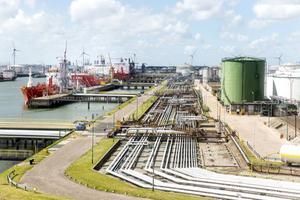 De invloed van een vrijemarkteconomie op de milieuprestaties van een bedrijf hangt af van de moraal van het bedrijf. Foto: Rotterdamse haven. beeld ANP, Jerry Lampen