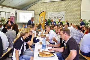 Nationaal uienontbijt met telers, handelaren en afnemers waaronder vertegenwoordigers van supermarkten. beeld Van Scheyen Fotografie