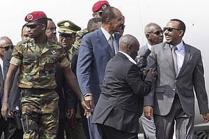De Eritrese president Isaias Afwerki (m.) met de Ethiopische premier Abiy Ahmed (r.), juli 2018. beeld AFP, Maheder H. Tadese