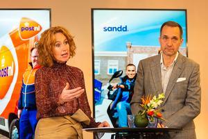Herna Verhagen, CEO van PostNL en Ronald van de Laar, directeur van Sandd Holding geven in februari een toelichting op de voorgenomen samenvoeging van de postnetwerken van PostNL en Sandd. beeld ANP