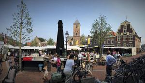 Blik op de markt in Naaldwijk. Het verzet van de gemeenteraad van Westland tegen de komst van een islamitische basisschool verdeelt het tuindersdorp.  beeld Gerard ten Voorde