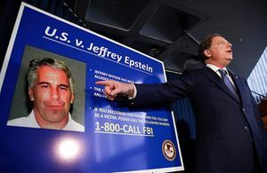 Persconferentie na de arrestatie van Jefrey Epstein begin juli. De miljardair pleegde in augustus zelfmoord. beeld EPA, Jason Szenes