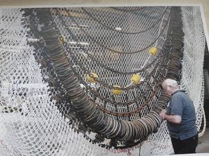 Albert Hakvoort (68) is één van de vele Nederlanders die de pensioengerechtigde leeftijd heeft bereikt en toch nog betaald werk doet. Hij repareert netten bij de Visserijcoöperatie Urk. beeld RD