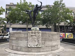 Het oorlogsmonument op het Stadhuisplein in Eindhoven. beeld RD