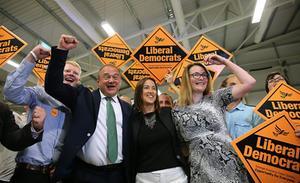 De liberaal-democratische kandidaat Jan Dodds (M) won met 13.826 stemmen. beeld AFP