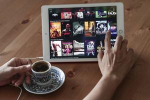 De algoritmes van Netflix werken zo dat de videodienst de gebruiker precies díe films presenteert die aansluiten bij het eerdere kijkgedrag. beeld EPA, Sedat Suna