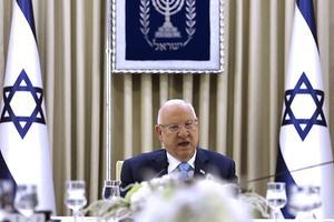 De Israëlische president Reuven Rivlin ontving maandag premier Benjamin Netanyahu en Blauw-Witleider Benny Gantz om te praten over de vorming van een nieuwe regering. beeld AFP