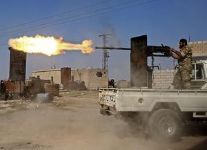 Een pro-Turkse Syrische strijder aan de rand van Ras al-Ain. beeld AFP