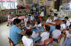In de Filippijnen worden op grote schaal kinderen misbruikt voor webcams, vaak voor klanten uit West-Europese landen. Foto: kinderen in een dagopvang in de Filippijnse provincie Cebu. beeld AFP, Ted Aljibe