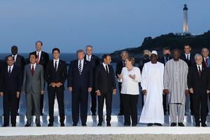 De leiders van de G7 poseren voor de groepsfoto in Biarritz. beeld AFP