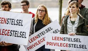 Jongeren- en studentenorganisaties voeren actie bij de Tweede Kamer tegen de kansengelijkheid die is ontstaan door het leenstelsel. beeld ANP Remko de Waa