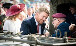 Het koningspaar in gesprek met een veteraan in Terneuzen. beeld ANP