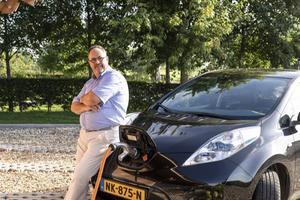 Huib van der Geer uit Oene rijdt sinds vorig jaar in een elektrische Nissan Leaf. Het scheelt hem 8000 euro per jaar, heeft hij berekend. beeld André Dorst​