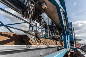 Een automatische aspergeoogstmachine. beeld ANP