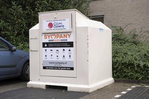 Kledingcontainer van Sympany, in Utrecht. beeld Sjaak Verboom