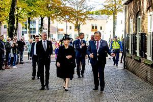 Prinses Beatrix in Putten. Rechts burgemeester H. A. Lambooij (SGP). beeld ANP