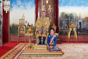 De Thaise koning Vajiralongkorn met zijn nieuwe vrouw, generaal-majoor Sineenat Wongvajirapakdi. beeld AFP