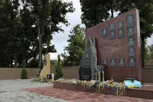Monument ter nagedachtenis van de omgekomen bemanning van een neergehaalde militaire helikopter eind mei 2014 bij de Oost-Oekraïense stad Kramatorsk. Onder de slachtoffers was ook een generaal. beeld Floris Akkerman