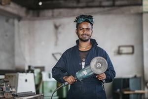 Woord en Daad werkt in veel lage-inkomenslanden aan het dichten van de kloof tus-sen wat bedrijven nodig hebben en wat de (vak)onderwijssector biedt. Foto: vakschool-student in Ethiopië. beeld Woord en Daad, Huibert van den Bos