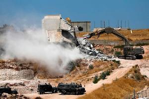 Israël heeft maandag gebouwen gesloopt in Wadi al-Hummus in de Palestijnse wijk Sur Baher in Oost-Jeruzalem. De flats lagen gedeeltelijk in gebieden die de Palestijnse Autoriteit bestuurt. beeld AFP