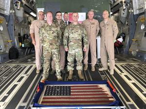 De vlag van D-day aan boord van de Boeing C17 van het Amerikaanse leger. beeld US Air Force