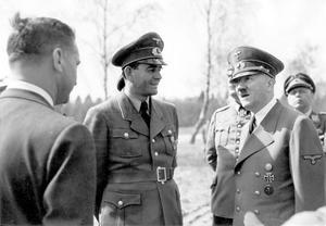 20 april 1942. Albert Speer (m) en Hitler in gesprek met een Duitse arbeider die Hitler komt feliciteren met zijn verjaardag. beeld EMG