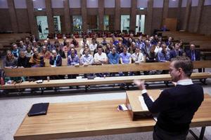 Ouderling Bart Bolier sprak vrijdagavond in Utrecht op de najaarsvergadering van de reformatorische studentenvereniging Solidamentum over vreemdelingschap. Hij vergeleek daarbij onze tijd met de tijd van Daniël in Babel. beeld Jaco Klamer
