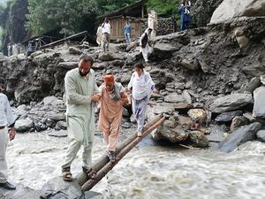 De gevolgen van stortregens in de Pakistaanse regio Kasjmir. beeld EPA