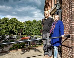 Gerdine van de Ven en steenhouwer Ruben van Impelen waren actief voor de restauratie van het graf van schrijver Herman de Man. Op de achtergrond diens (in oranje zeil ingepakte) grafmonument. beel Bert van der Horst