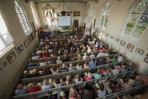Zomerzang in het Zeeuwse Aagtekerke. Ruim honderd mensen kwamen zaterdag 20 juli af op de eerste van de reeks avonden die vereniging Omnis Cantare organiseert. beeld Rolf de Feijter