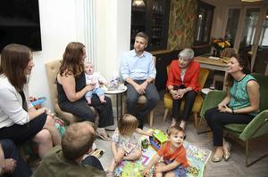 De Britse premier Theresa May (2e van r.) ontmoette vorige week verschillende ouders met hun kinderen in Londen. Dat deed ze voordat ze een nieuw plan lanceerde waarin ze oproept voor meer ouderschapsverlof voor vaders. Daarnaast zet ze zich in voor een betere verdeling tussen mannen en vrouwen wat betreft het zorgen voor een kind. beeld AFP, Isabel Infantes