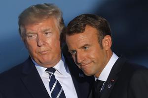 Onderonsje tussen twee prominente aanwezigen op de G7-top: de Amerikaanse president Trump en zijn Franse ambtsgenoot Macron. beeld AFP, Ludovic Marin