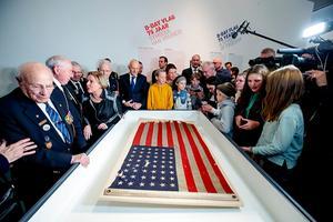 Minister van Defensie Ank Bijleveld-Schouten en de Amerikaanse ambassadeur Pete Hoekstra tijdens de openingsceremonie van de presentatie D-Day vlag 75 jaar in februari in Rotterdam. beeld ANP