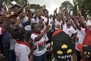 De Nigeriaanse beweging ”Indigenous People of Biafra” (IPOB) streeft de onafhankelijkheid van Biafra na. Foto: demonstratie voor een vrij Biafra. beeld AFP, Sia Kambou