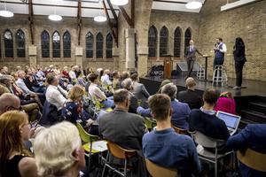 VVD-fractievoorzitter Dijkhoff en zijn ChristenUnie-collega Segers debatteren in een bomvolle aula van het Haagse Edith Stein College over de grenzen van de vrijheid van onderwijs. De aula was vroeger de kapel van het rooms-katholieke lyceum voor meisjes.  beeld ANP Sem van der Wal