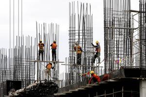 Vietnamezen aan het werk op een bouwplaats in de Vietnamese hoofdstad Hanoi. De economie van Vietnam groeit volgens Nobelprijswinnaar Joseph Stiglitz mede door het anti-Chinese beleid van de Amerikaanse president.  beeld EPA, Minh Hoang