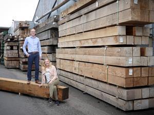 Bram Poot en zijn zus Annelies Hilgers-Poot leiden samen met hun vader Sjaak en achterneef Remco houthandel Houtex in Waddinxveen. beeld Sjaak Verboom