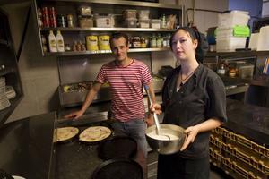 Anouk van Roest, samen met werkgever Christiaan van Engen: „Het is erg belangrijk om positief te blijven over mezelf.” beeld RD, Anton Dommerholt