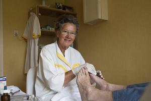 Sommige cliënten komen al veertig jaar over de vloer bij pedicure Ria van de Ridder uit Nunspeet. beeld Bram van de Biezen