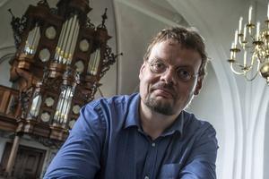 Sietze de Vries is kind aan huis in de Jacobikerk in Uithuizen. Hij roemt de tongwerken van het orgel van Schnitger, de Duitse orgelbouwer, die driehonderd jaar geleden overleed.” beeld Duncan Wijting