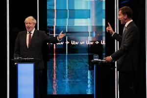 Johnson (l.) in debat met Hunt. beeld AFP, MATT FROST